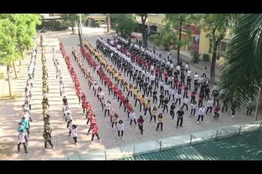Màn flashmob thú vị của học sinh khối 12 THPT Yên Hòa