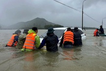 Xe 7 chỗ cố đi qua vùng nước lũ, suýt bị cuốn trôi