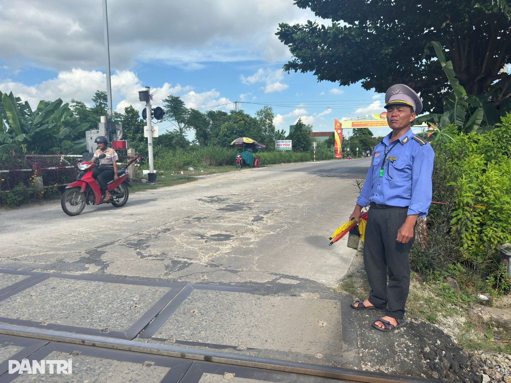 Nhân viên gác chắn kể khoảnh khắc kéo người đàn ông khỏi đường ray tàu hỏa - 3 Nhân viên gác chắn kể khoảnh khắc kéo người đàn ông khỏi đường ray tàu hỏa - 3