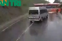 Clip toàn cảnh vụ xe khách vượt ẩu khi lên dốc gây tai nạn thương tâm