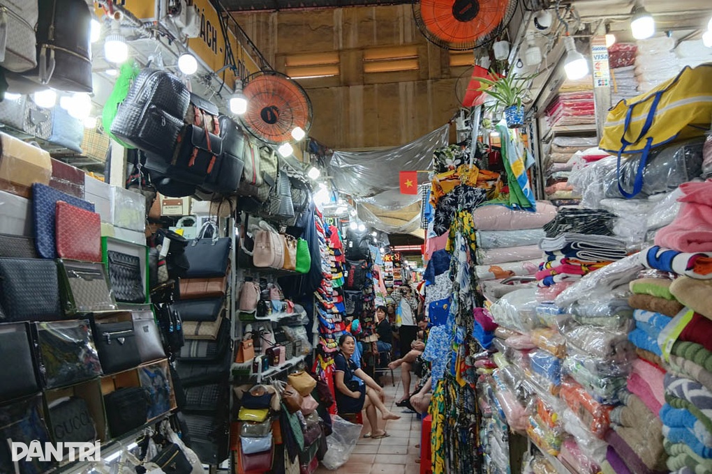 Η αγορά είναι ακόμα ανοιχτή, οι πωλητές εξακολουθούν να κάθονται, μόνο οι τακτικοί πελάτες δεν επιστρέφουν πλέον - 4 Chợ vẫn mở, người bán vẫn ngồi, chỉ khách quen không còn trở lại - 4