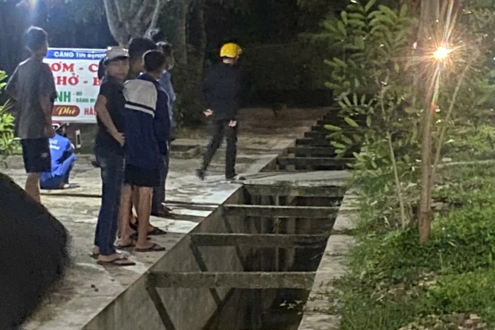 Phát hiện người đàn ông tử vong dưới mương nước - 1 Phát hiện người đàn ông tử vong dưới mương nước - 1
