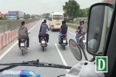 Nhóm thanh niên không đội mũ bảo hiểm, dàn hàng chặn đầu xe tải.