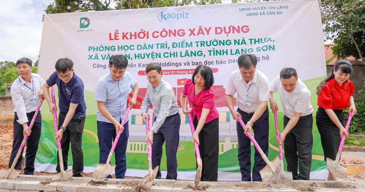 Lãnh đạo báo Dân trí, lãnh đạo Công ty CP Kaopiz Holdings cùng các giáo viên trao tặng quà cho học sinh Nà Thưa (Ảnh: Mạnh Mường).