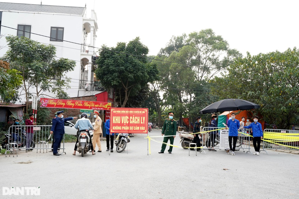 Nhiều người dân tỏ ra ngỡ ngàng khi bị chặn tại chốt cách ly ở Mê Linh - 1 Nhiều người dân tỏ ra ngỡ ngàng khi bị chặn tại chốt cách ly ở Mê Linh - 1