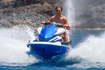 Nadal cởi trần cưỡi mô tô nước trong kỳ nghỉ cùng bà xã xinh đẹp