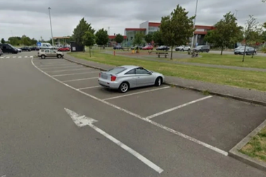 Chiếc ô tô đậu ở trạm nghỉ đường cao tốc suốt 4 năm, phía sau là chuyện xót xa