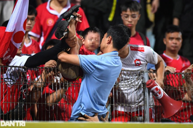 Pháo sáng trên sân bóng là cuồng nhiệt hay "nỗi đau"?