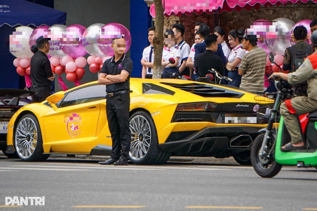 Mailisa từng gây chú ý với dàn siêu xe vượt đèn đỏ ở Đà Nẵng - 2 Mailisa từng gây chú ý với dàn siêu xe vượt đèn đỏ ở Đà Nẵng - 2