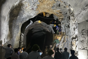 Sạt lở hầm đường sắt, 8 đoàn tàu bị ách tắc nhiều giờ