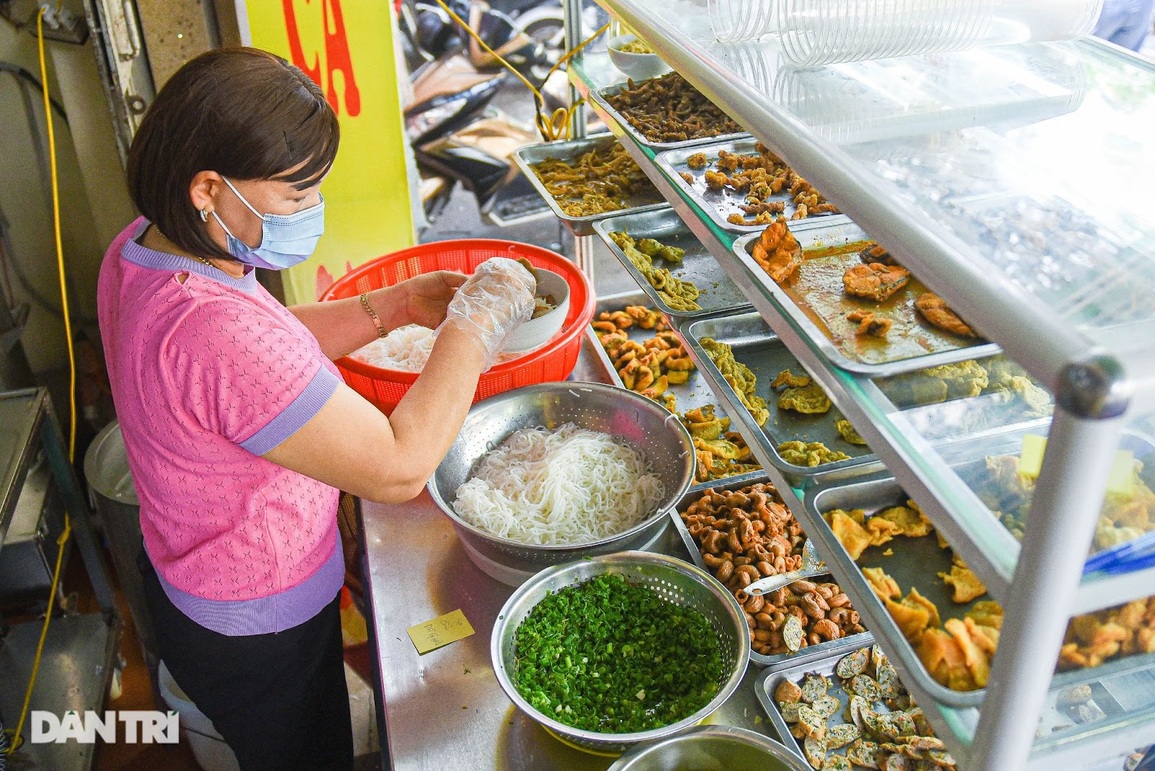 Quán bún cá cay ngày bán 1.300 bát, dùng cả tạ nguyên liệu ở Hải Phòng - 3 Quán bún cá cay ngày bán 1.300 bát, dùng cả tạ nguyên liệu ở Hải Phòng - 3