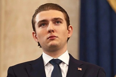 Đặc vụ luôn theo sát, “cậu út” Barron Trump hẹn hò ở trường thế nào?