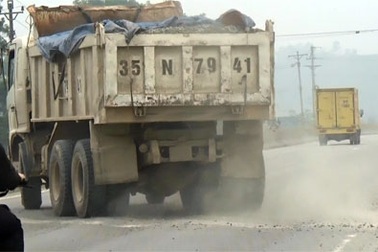 Dân khốn khổ vì xe ben “tuôn mưa đá” trên quốc lộ