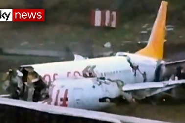 Máy bay chở gần 200 người vỡ làm ba khi hạ cánh