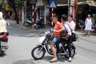 Xe điện tung hoành...