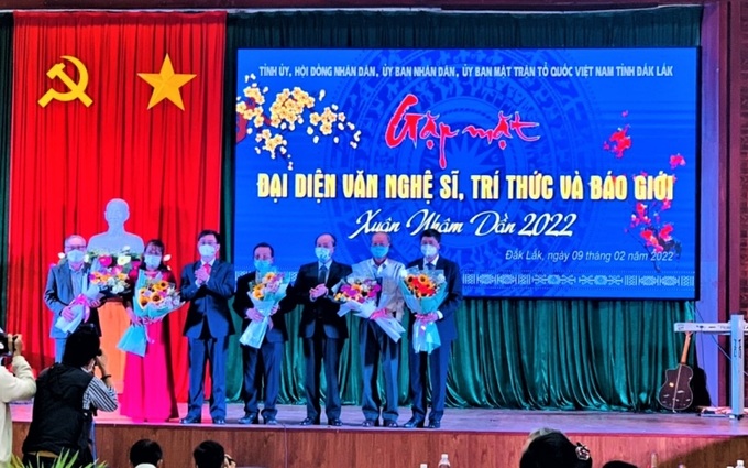 Lãnh đạo tỉnh Đắk Lắk tặng hoa chúc mừng