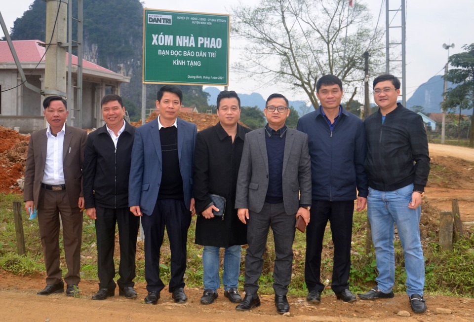 Người dân vùng rốn lũ vui mừng khánh thành xóm nhà phao cứu sinh - 14 Người dân vùng rốn lũ vui mừng khánh thành xóm nhà phao cứu sinh - 14