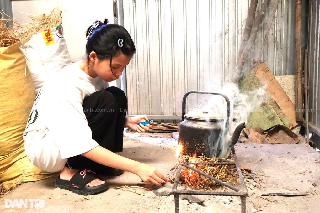 Khó khăn bủa vây đường đến trường của nữ sinh mồ côi cả bố mẹ - 1 Khó khăn bủa vây đường đến trường của nữ sinh mồ côi cả bố mẹ - 1