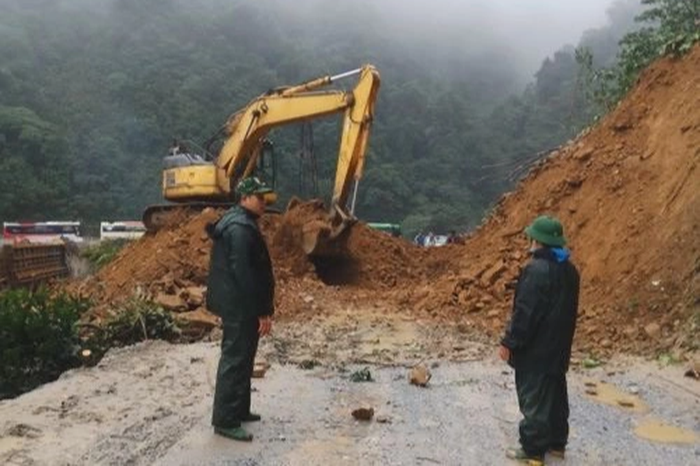 Giải phóng xong 1.000m3 đất đá sạt lở chắn đường đi Cửa khẩu Cầu Treo - 1 Giải phóng xong 1.000m3 đất đá sạt lở chắn đường đi Cửa khẩu Cầu Treo - 1