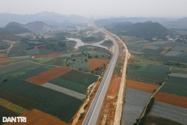 Việt Nam không nên làm cao tốc hai làn xe