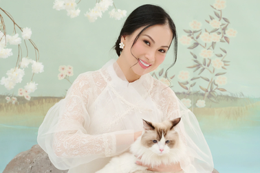 "Ca sĩ tỷ phú" Hà Phương về Việt Nam ăn Tết, diện áo dài khoe dáng tuổi 51