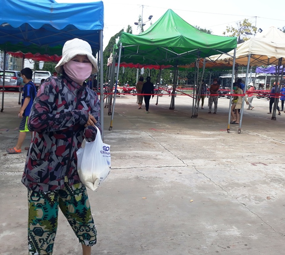 Xe ôm, người bán vé số… xếp hàng nhận gạo, trứng trước cây ATM gạo - 3 Xe ôm, người bán vé số… xếp hàng nhận gạo, trứng trước cây ATM gạo - 3