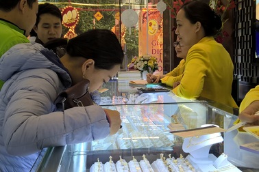 Giá vàng tiếp tục sụt giảm sau ngày Thần Tài