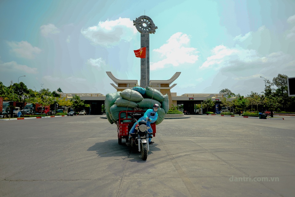 Tài xế ăn ngủ trên xe chờ được thông quan cửa khẩu trong mùa dịch - 2 Tài xế ăn ngủ trên xe chờ được thông quan cửa khẩu trong mùa dịch - 2