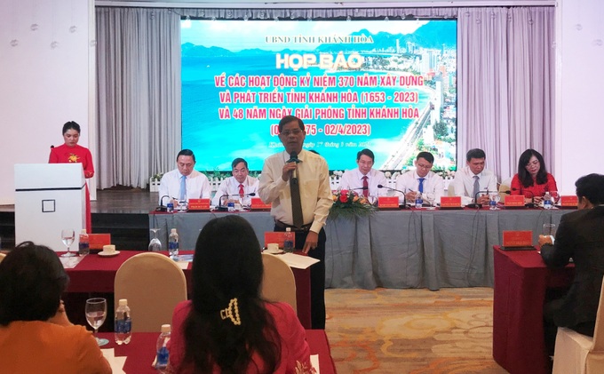 Ông Nguyễn Tấn Tuân-Chủ tịch UBND tỉnh Khánh Hòa phát biểu tại buổi họp báo