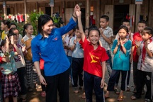 Vượt núi, băng sông "tiếp sức" cho đồng bào nơi phên dậu Tổ quốc