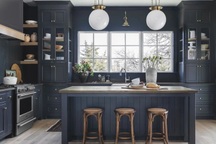 Nội thất căn bếp màu xanh đen với view tuyệt đẹp ra núi rừng