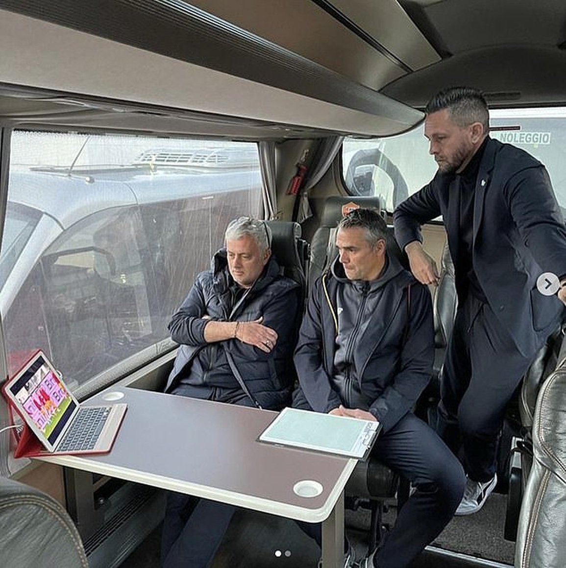 Hài hước việc HLV Mourinho chỉ đạo học trò từ… xe bus - 2 Hài hước việc HLV Mourinho chỉ đạo học trò từ… xe bus - 2