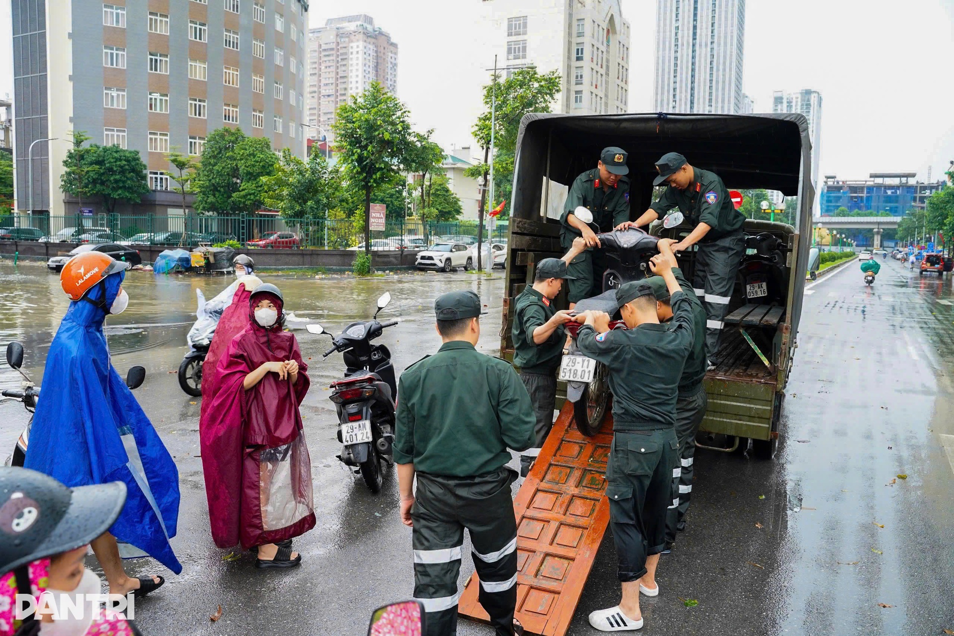 Muôn kiểu ứng phó mưa lớn, vượt ngập sâu của người Hà Nội - 25 Muôn kiểu ứng phó mưa lớn, vượt ngập sâu của người Hà Nội - 25