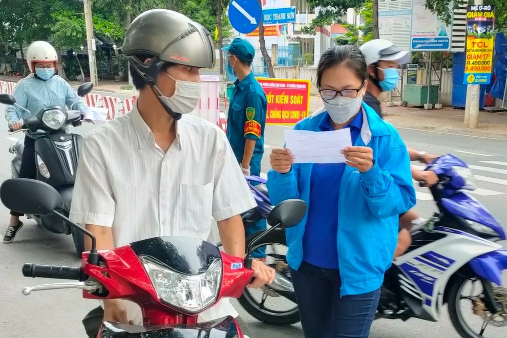 Để con nhỏ, mẹ già ở nhà, những nữ đoàn viên ra tuyến đầu chống dịch - 7 Để con nhỏ, mẹ già ở nhà, những nữ đoàn viên ra tuyến đầu chống dịch - 7