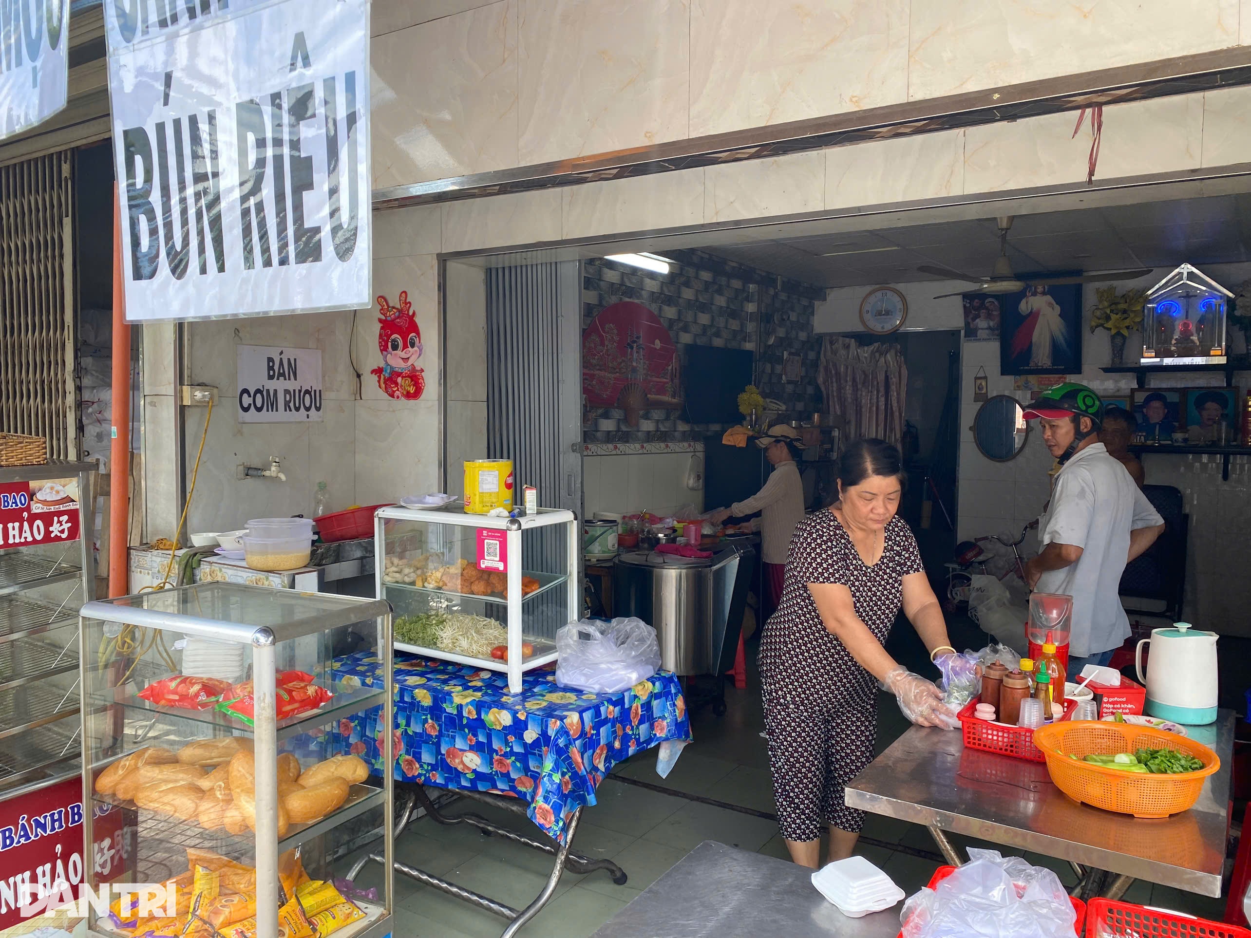 Hanging noodles in Ho Chi Minh City, hanging the love of generous people - 4 Bún treo tại TPHCM, treo tình thương của người hào sảng - 4