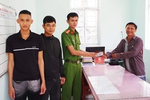 Nhặt được 50 triệu đồng, 2 thanh niên trả lại người đánh rơi