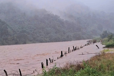 Hai người bị nước lũ, sạt lở đất cuốn trôi