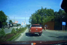 Xe bán tải chạy lạng lách và cái kết "hôn cột điện" đầy khó hiểu