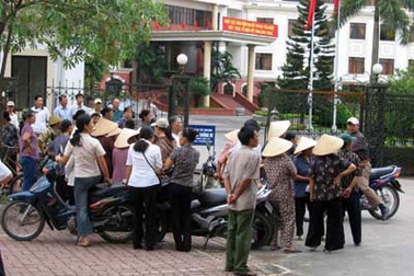 Không thể né tránh khiếu nại đông người