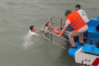 Vụ lật tàu ở Hạ Long: Nhân chứng kể phút cứu sống bé trai mắc kẹt 3 tiếng