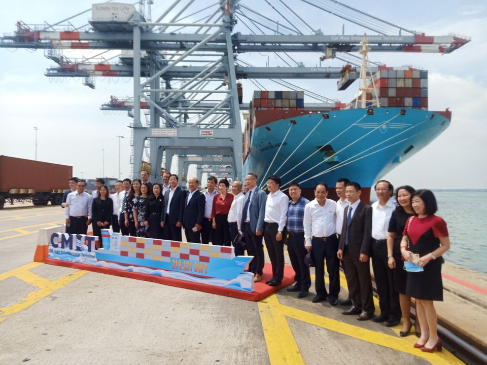 Tàu container lớn nhất thế giới lần đầu tiên cập cảng Việt Nam - 2 Tàu container lớn nhất thế giới lần đầu tiên cập cảng Việt Nam - 2