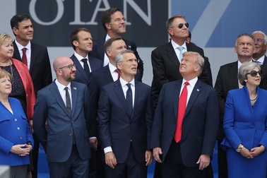 Bức ảnh gây “sốt” của Tổng thống Trump tại thượng đỉnh NATO