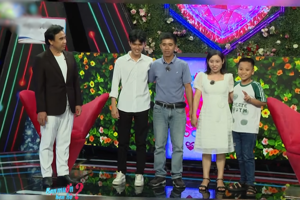 Con trai đưa bố lên tivi tìm vợ, liên tục vỗ tay khi bố hôn má bạn gái mới - 1 Con trai đưa bố lên tivi tìm vợ, liên tục vỗ tay khi bố hôn má bạn gái mới - 1