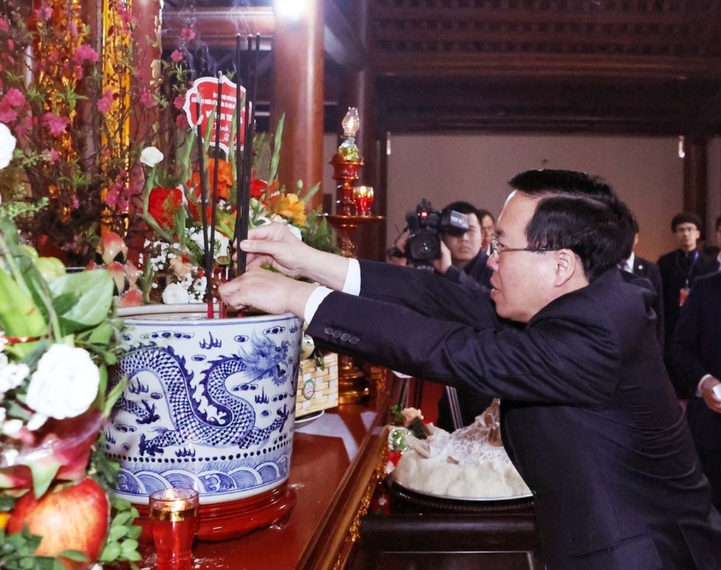 Chủ tịch nước khai bút đầu xuân tại Khu Lưu niệm danh nhân Nguyễn Trãi - 1 Chủ tịch nước khai bút đầu xuân tại Khu Lưu niệm danh nhân Nguyễn Trãi - 1