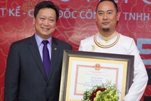 NTK Võ Việt Chung nhận bằng khen vì sự nghiệp quảng bá áo dài ra thế giới