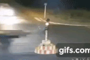 Chờ đèn xanh quá lâu, “bợm nhậu” bực mình xô đổ luôn cột đèn giao thông