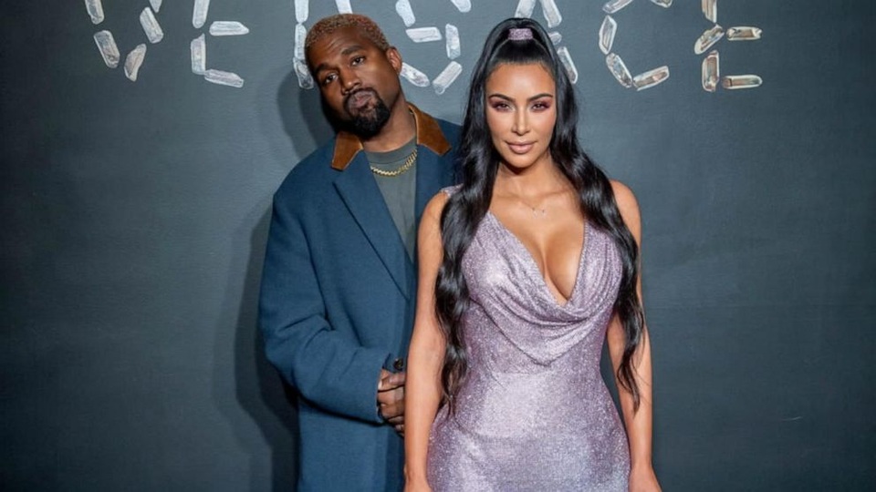 Kim Kardashian gây sốt với ảnh mặc áo tắm học bài - 8 Kim Kardashian gây sốt với ảnh mặc áo tắm học bài - 8