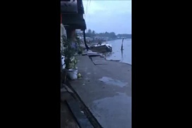 Hình ảnh 5 căn nhà đổ sập xuống sông lúc rạng sáng