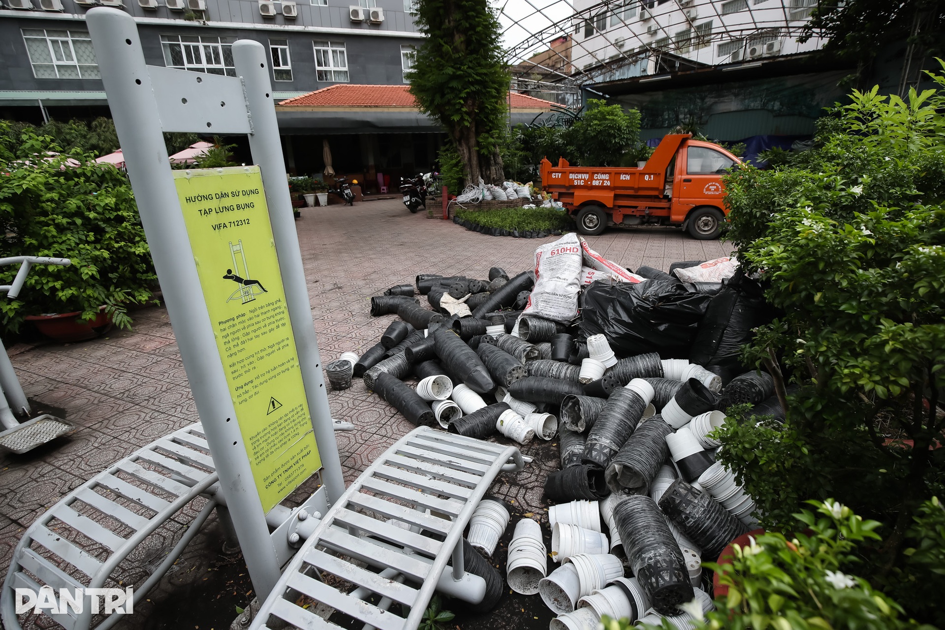 Cảnh nhếch nhác ở công viên giữa trung tâm TPHCM - 2 Cảnh nhếch nhác ở công viên giữa trung tâm TPHCM - 2