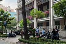 Người đàn ông rơi lầu trường đại học ở TPHCM